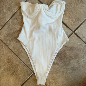 Strapless bodysuit or swimsuit